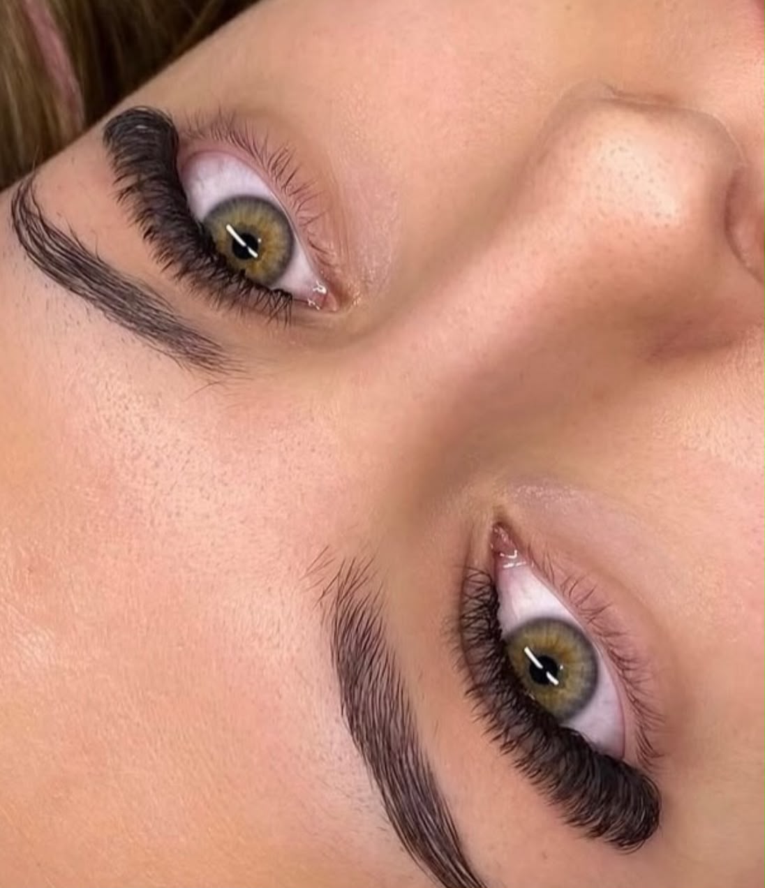 Detalhes de cílios e sobrancelhas em cliente de olhos claros