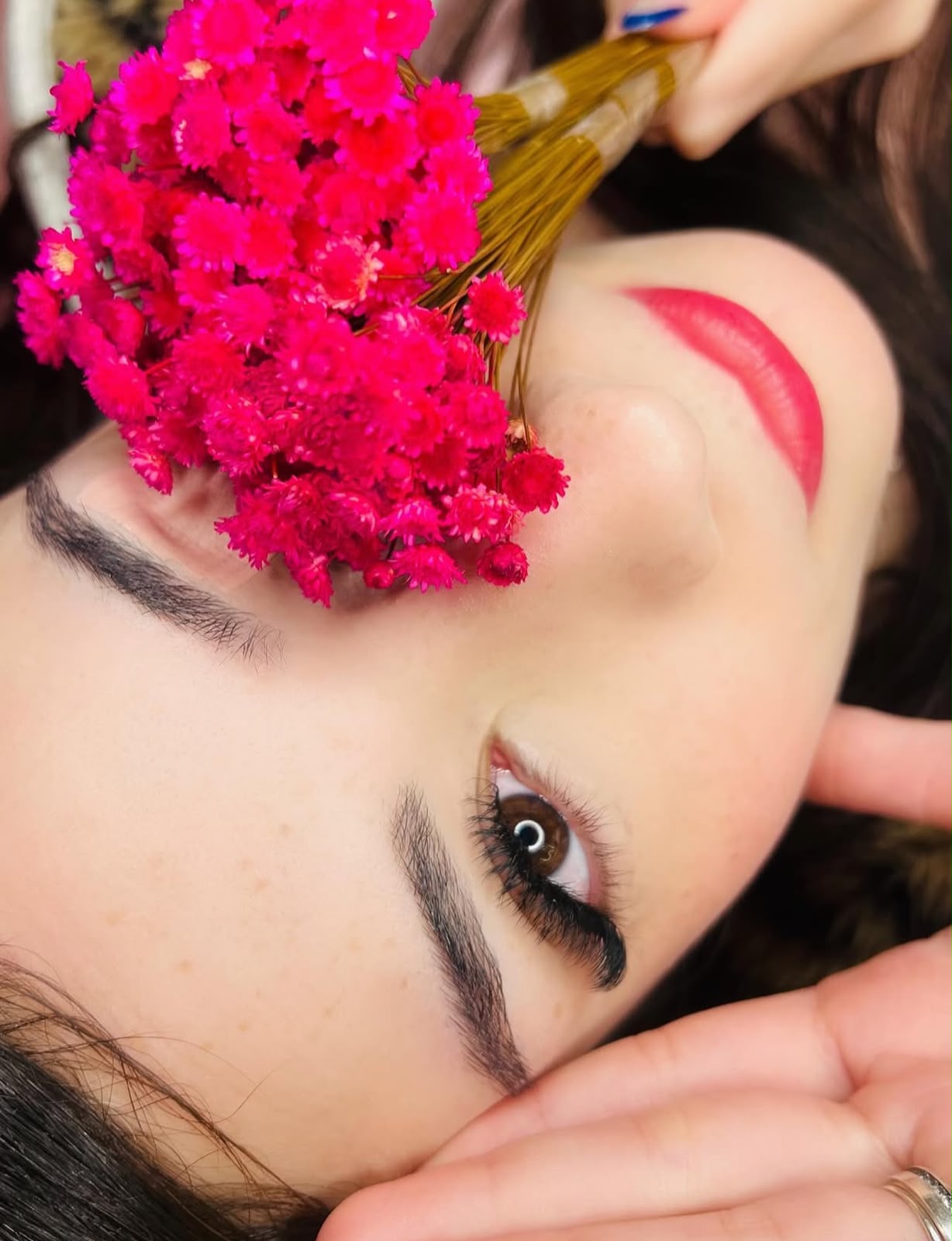 Resultado de extensão de cílios com flores rosa